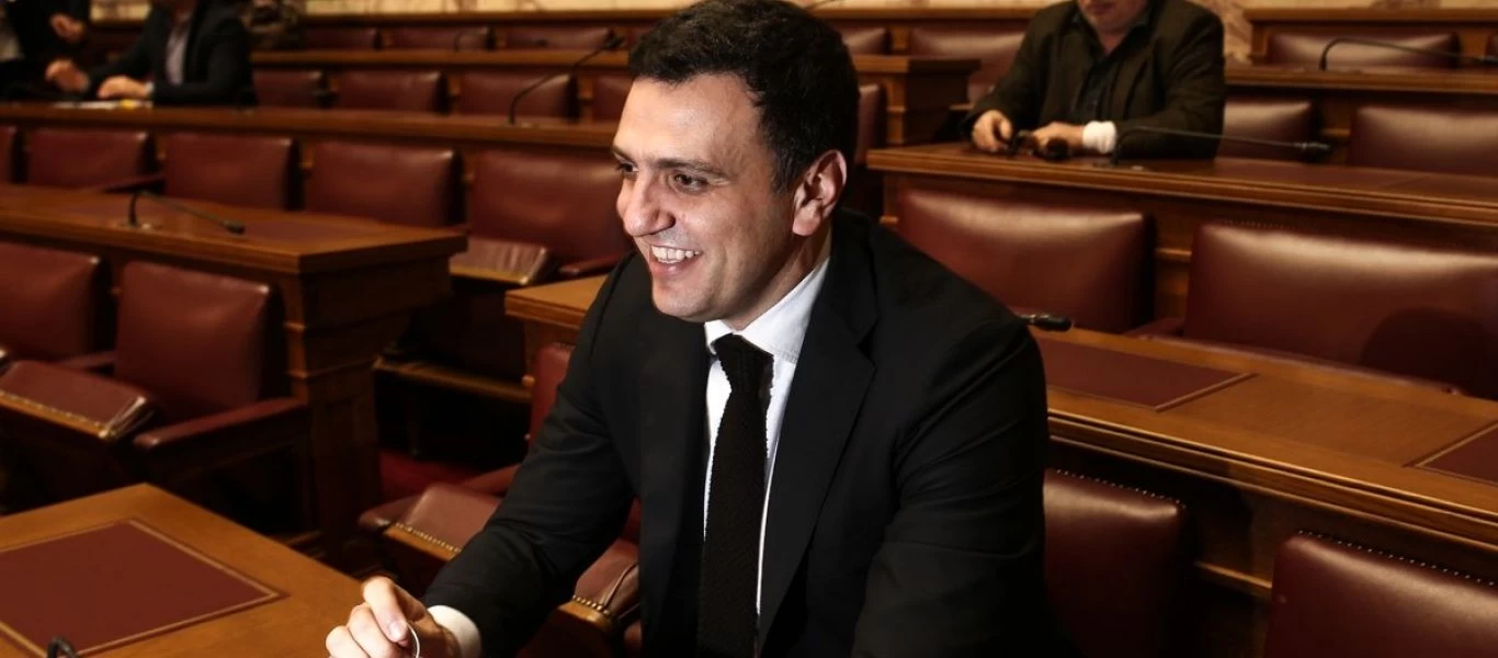 Το ασυνήθιστο «πηγαδάκι» Α.Τσίπρα και Β.Κικίλια στη Βουλή - Τι συζήτησαν; (φωτο)